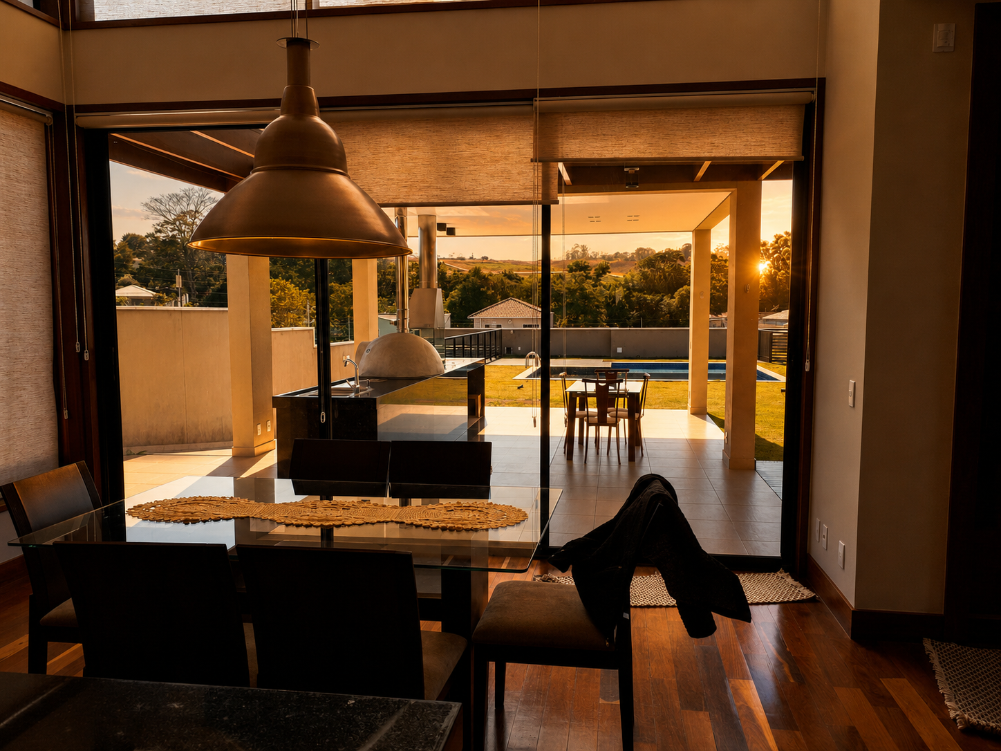 Sala de jantar integrada com vista para a área externa