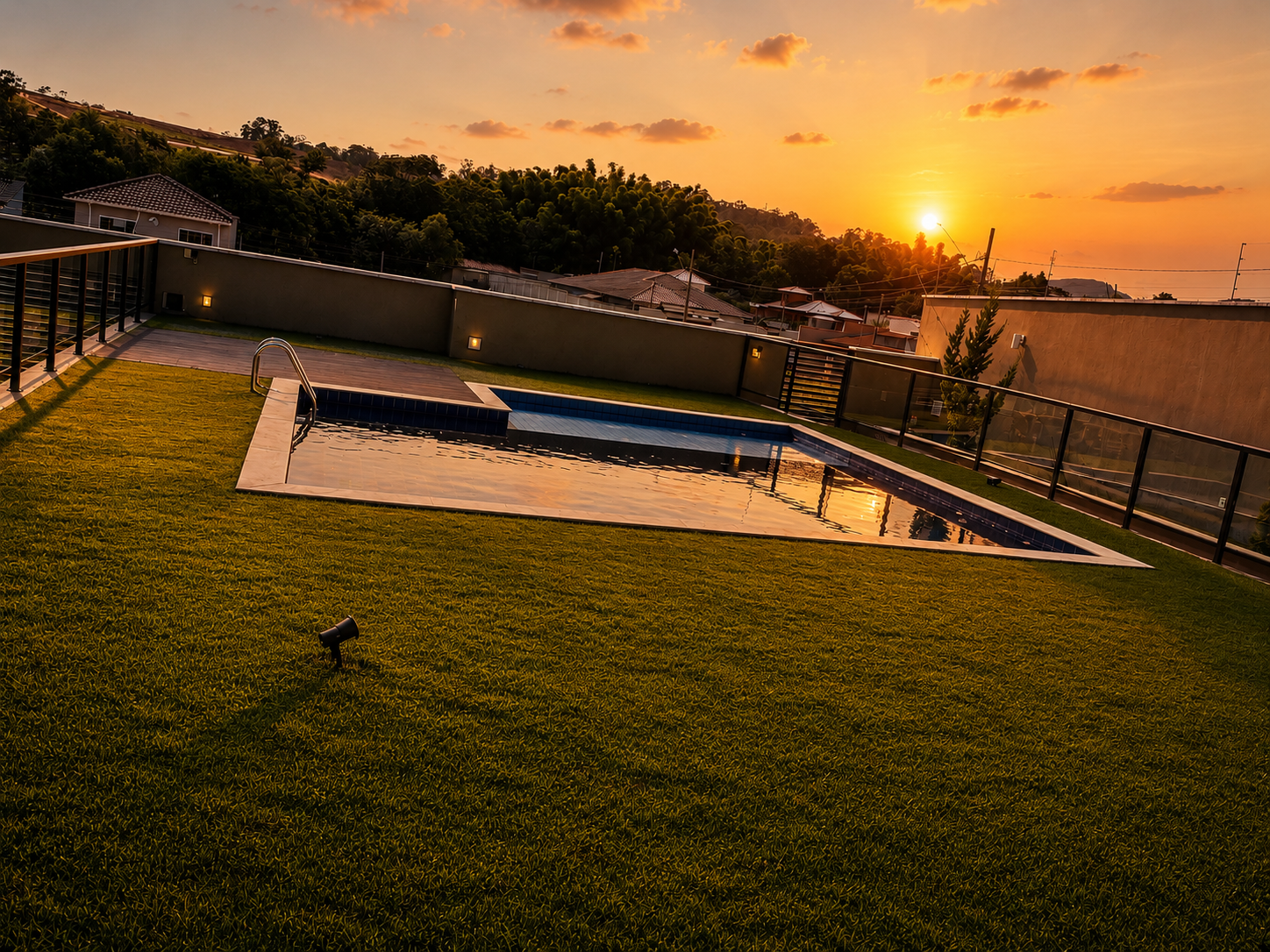 Piscina com vista para o pôr do sol
