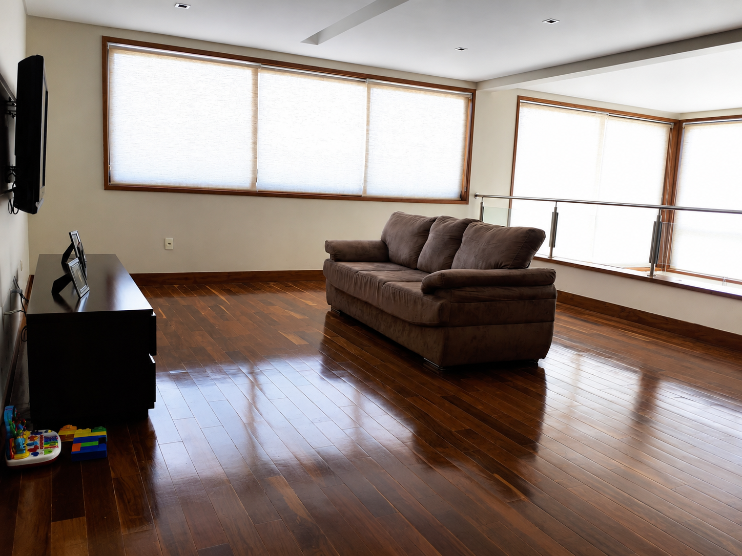 Sala de estar ampla no segundo piso