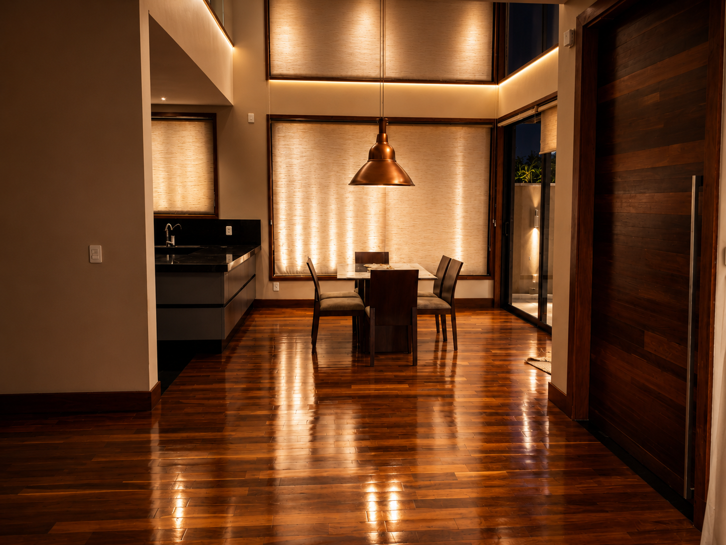 Sala de jantar com pé-direito duplo e iluminação cênica