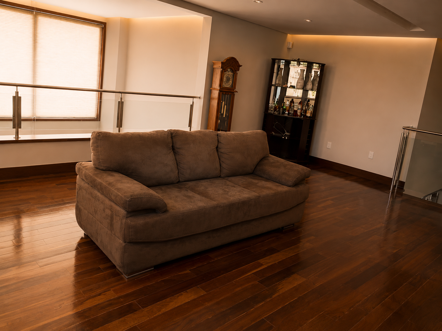 Sala de estar do mezanino com bar e relógio de pêndulo